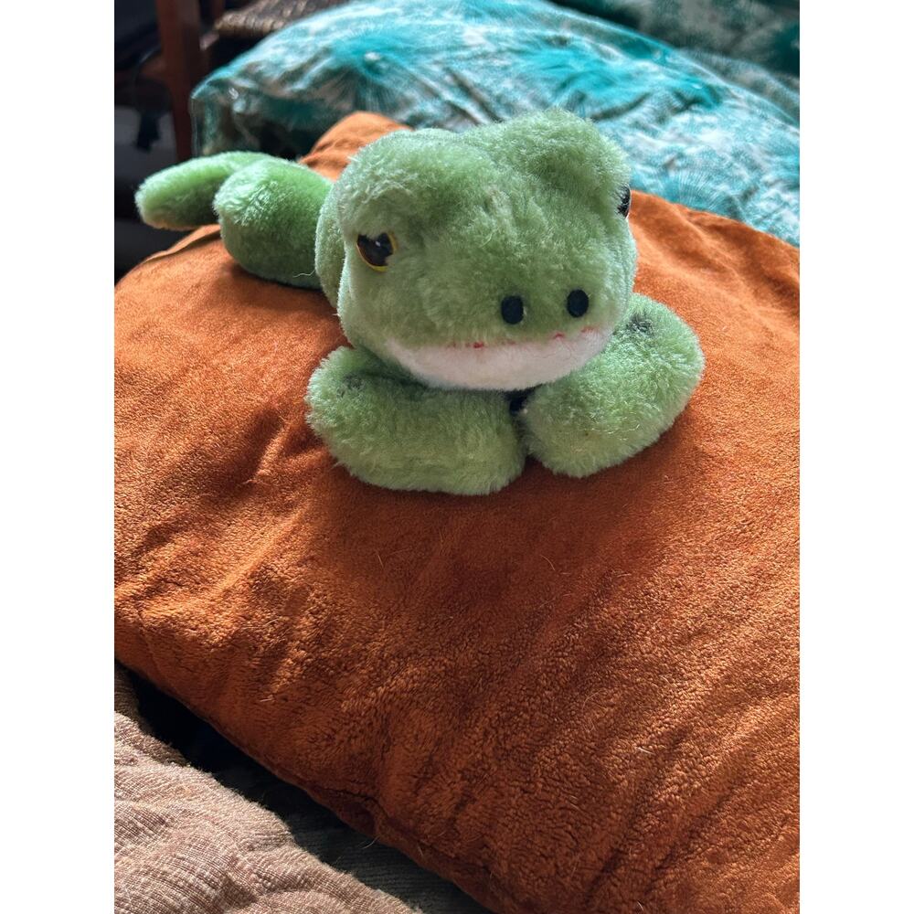 Adorable vintage stuffed toad, Dakin, stuffed with beans or weighted pellets